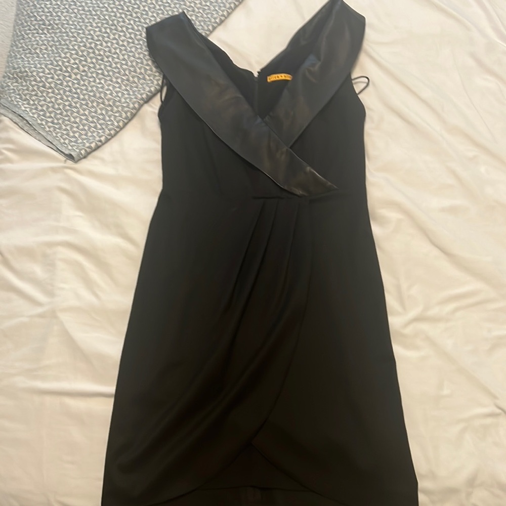 Size 4 Alice and Olivia black knee/right above the knee length dress